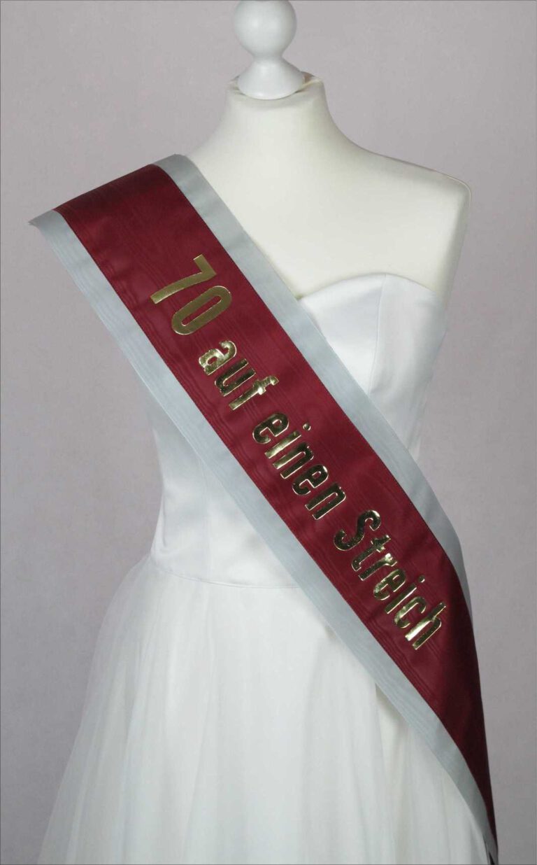 Die Besonderen Schärpen aus zwei aufeinander genähten Bänder in unteschiedlichen Farben und Breiten.