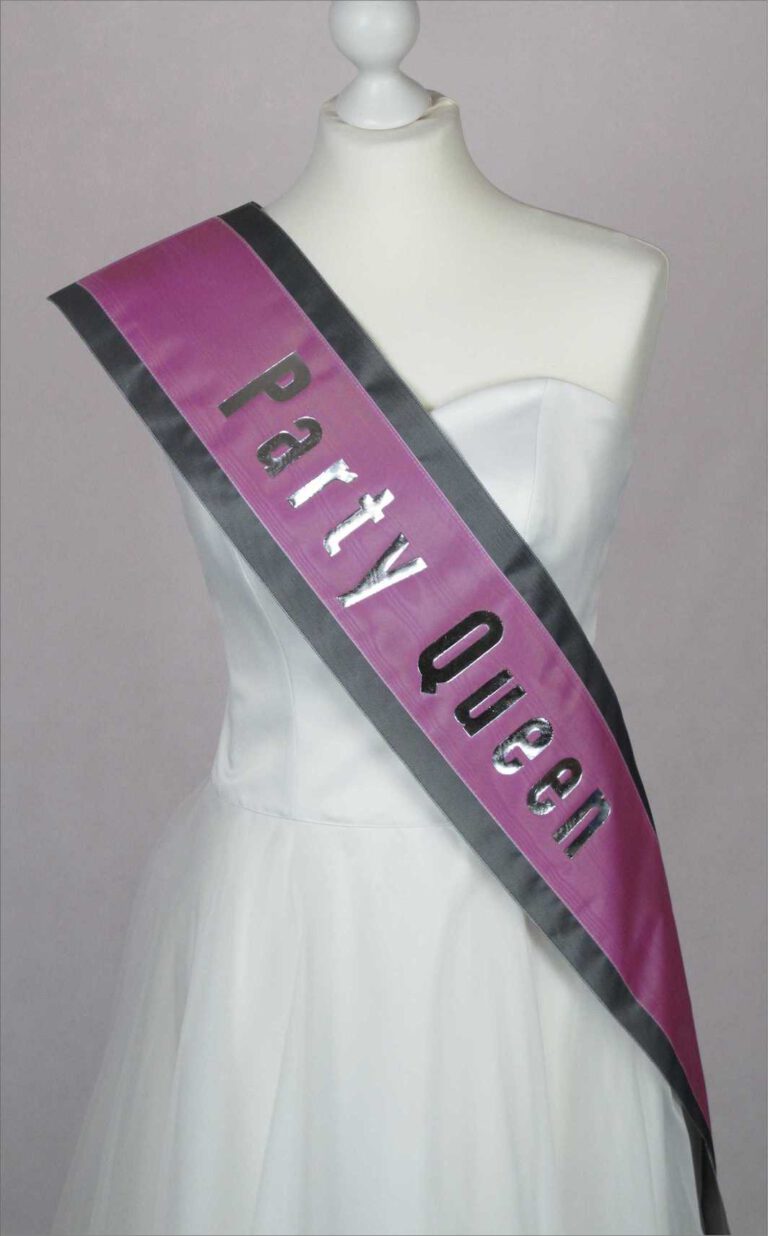 Die Besonderen Schärpen aus zwei aufeinander genähten Bänder in unteschiedlichen Farben und Breiten.