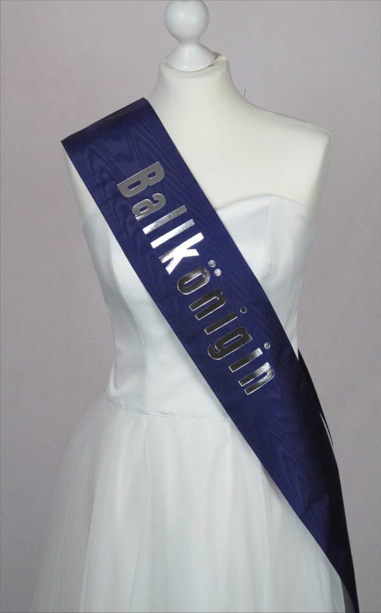 Standard Schärpen mit schönem Prägedruck in unterschiedlichen Farben und Breiten.