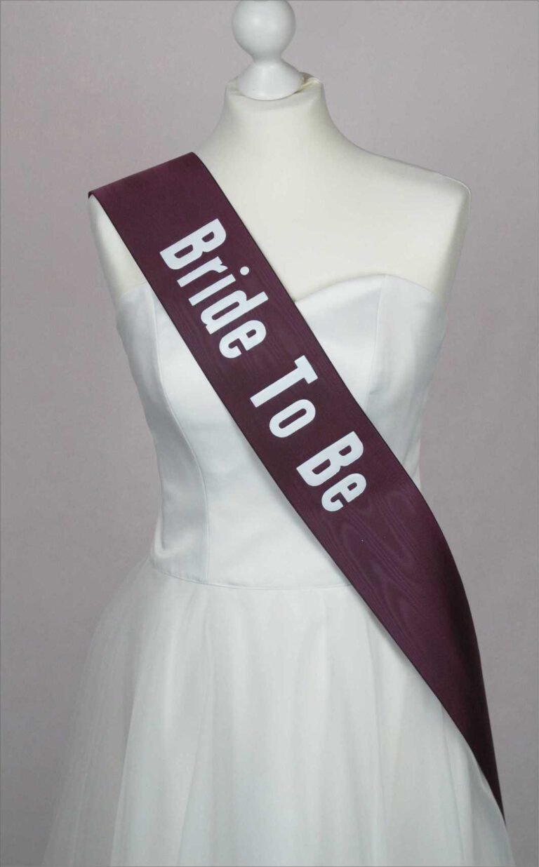 Standard Schärpen mit schönem Prägedruck in unterschiedlichen Farben und Breiten.