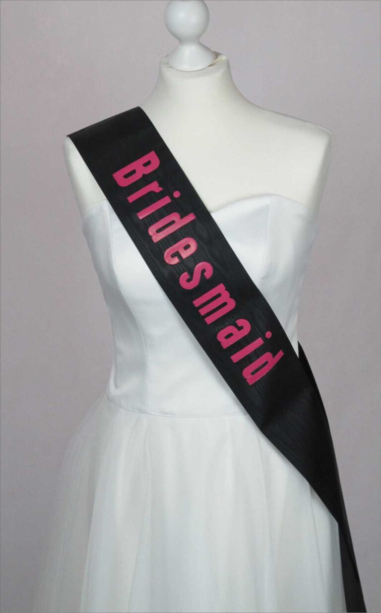 Standard Schärpen mit schönem Prägedruck in unterschiedlichen Farben und Breiten.