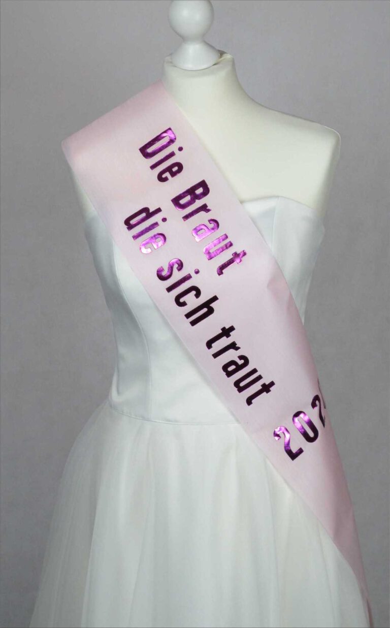 Standard Schärpen mit schönem Prägedruck in unterschiedlichen Farben und Breiten.