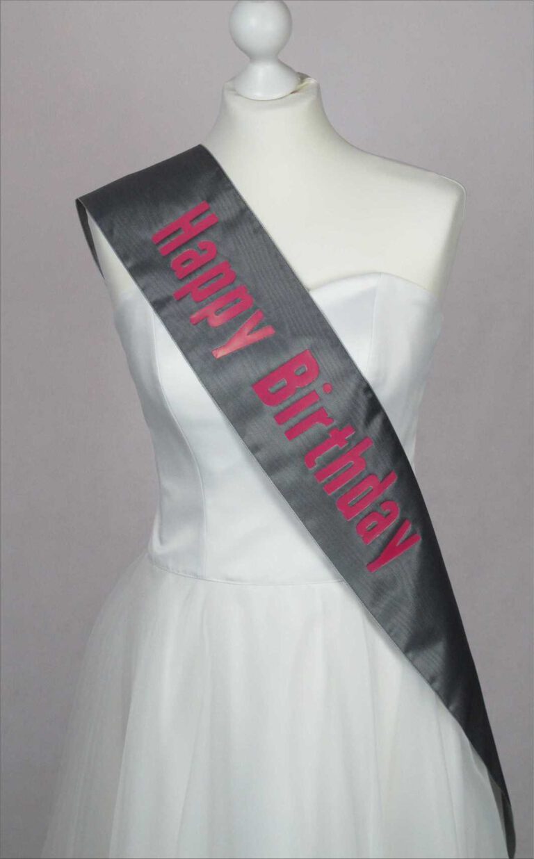 Standard Schärpen mit schönem Prägedruck in unterschiedlichen Farben und Breiten.