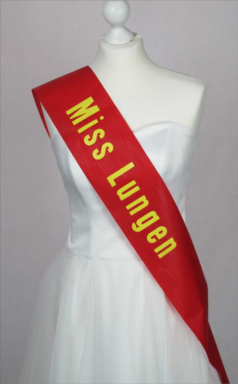 Standard Schärpen mit schönem Prägedruck in unterschiedlichen Farben und Breiten.