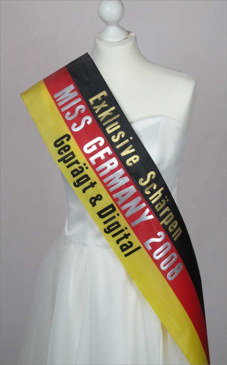 Standard Schärpen mit schönem Prägedruck in unterschiedlichen Farben und Breiten.