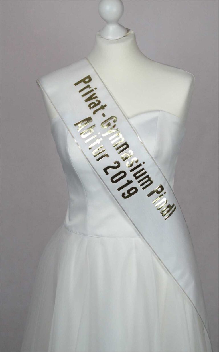 Standard Schärpen mit schönem Prägedruck in unterschiedlichen Farben und Breiten.