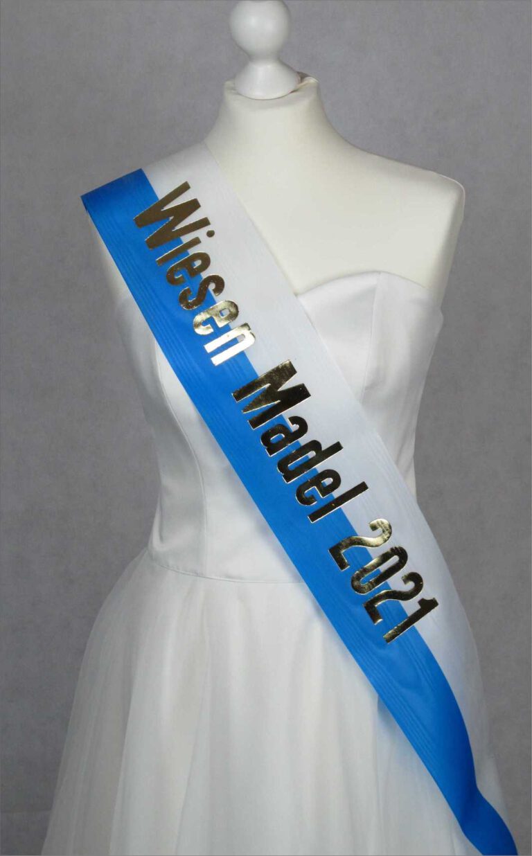 Standard Schärpen mit schönem Prägedruck in unterschiedlichen Farben und Breiten.