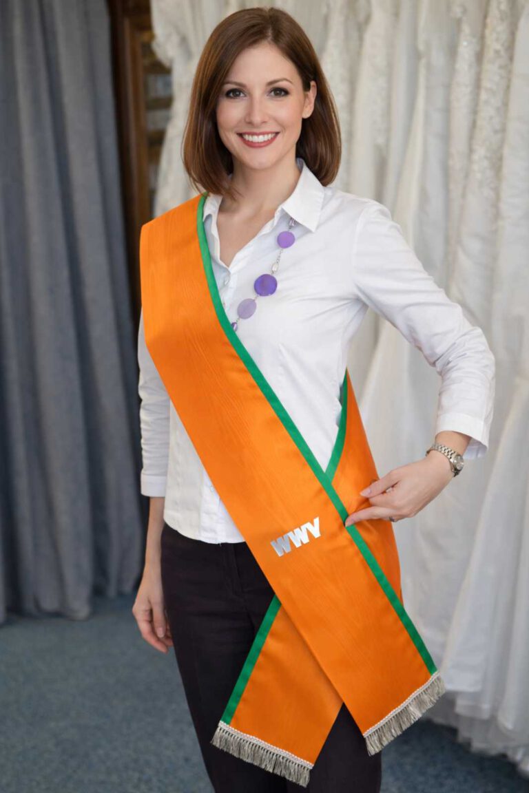 Schärpe mit einem angenähten schmalen Rand in grün.