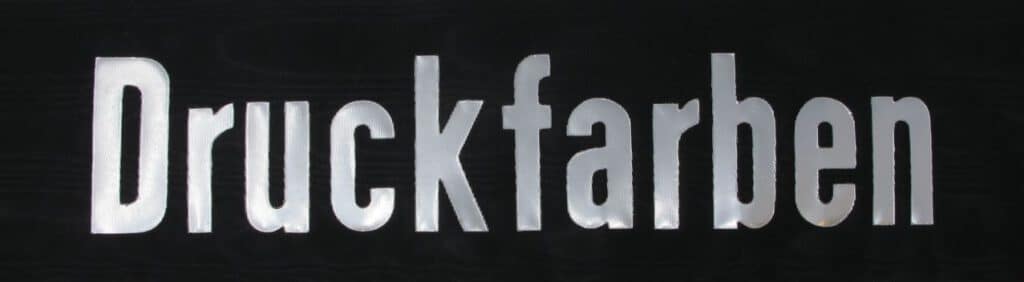 Druckfarben in silber-matt.